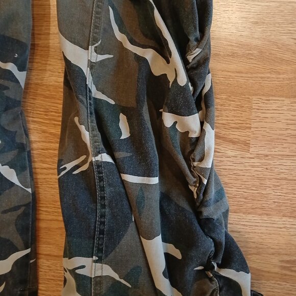 Sister's Point Camouflage Army Cargo Pants Size Medium - Picture 6 of 9
